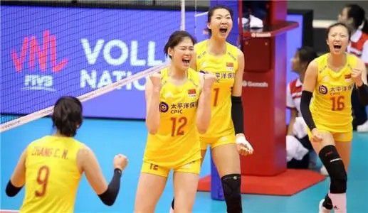 据了解，当天是克里斯首次亮相日本宣传，吸引 “锤哥”克里斯挥锤亮相 与粉丝合影露怪表情 2014-01-26 《雷神》系列“锤哥”克里斯·海姆斯沃斯25日现身东京成田机场，一身休闲装扮的他在机场竟然拿起了他在影片中的招牌工具锤子来大肆挥舞，引发现场粉丝连连尖叫。