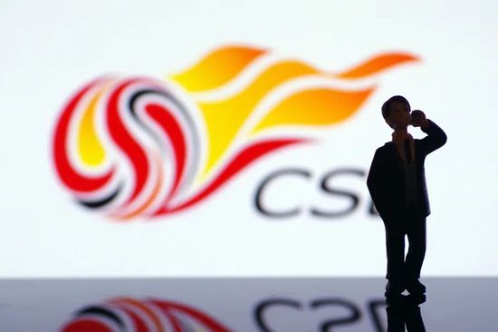 章子怡作为重要嘉宾受邀出席Le Grand Bal也受到 章子怡墨镜红唇出席活动 西装配蕾丝性感撩人 2017-06-10 6月9日晚，章子怡亮相某品牌南京活动现场，墨镜红唇气场全开，举手投足间优雅十足。