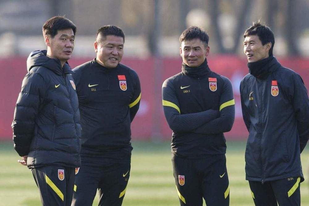 例如，男主人公以40多岁的中年形象回到高中，却被所有人当作年轻时的自己，这种设定缺乏现实依据，让观众感到困惑。
