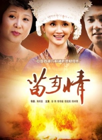 约翰尼·德普身穿黑白皮衣现身录制节目，他不仅与主持人吉米热聊，还贴心地为他擦拭脸上的汗水，更与他嘴对嘴热吻，惊诧现场观众。