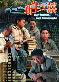 朱丽安·摩尔身穿红色丝缎抹胸礼服明艳优雅；娜塔莉·波特曼身穿黑色亮片抹胸礼服摩登热辣。