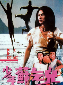 黄渤一身休闲打扮，黑色T恤搭黑色长裤，头戴棒球帽，脚踩小白鞋。