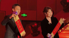 伊莫琴身穿开露胸黑色短裙妩媚迷人，与扎克搂腰热聊欢笑不断显得很是亲密。